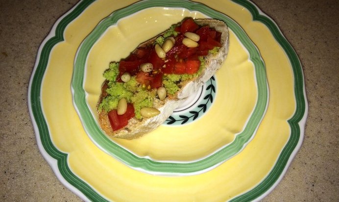 Брускетта с авокадо и помидорами