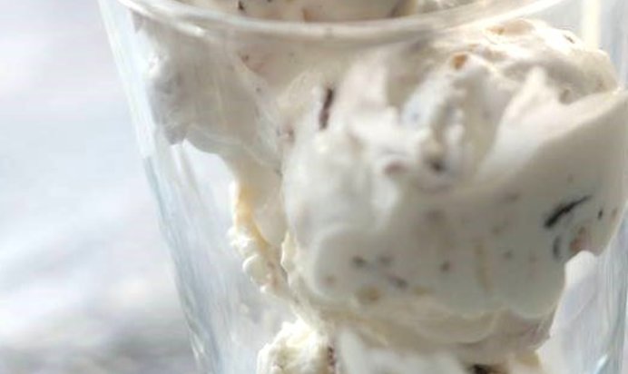 Мороженое с ромом и сухофруктами