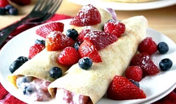 Блины с начинкой из йогурта и ягод