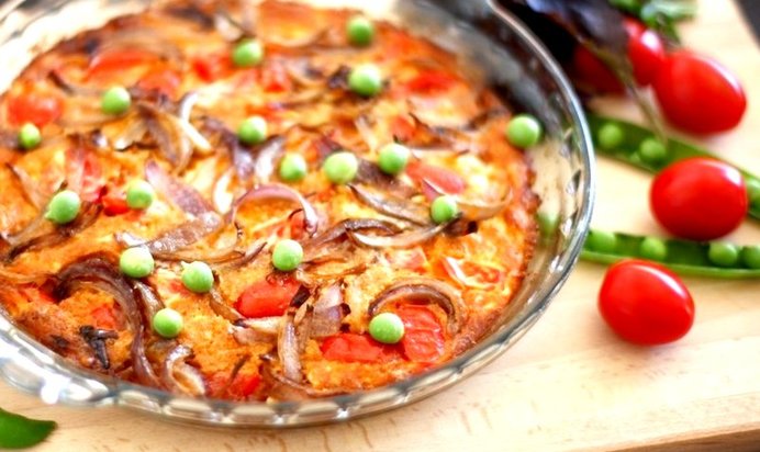 Омлет с чоризо, овсяным молоком, помидорами черри и зеленым горошком