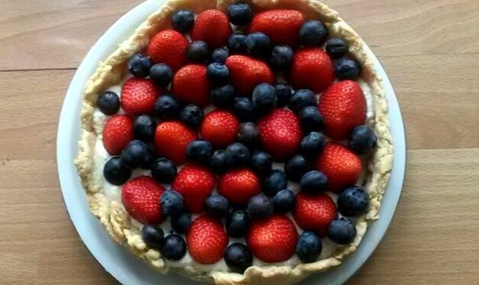 Торт с ягодами и сливочным кремом