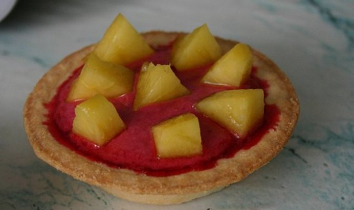 Холодные пирожные из вишни в тарталетках