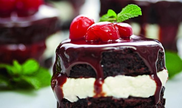 Шоколадные пирожные с вишней