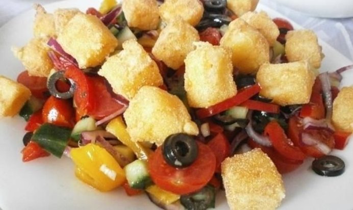 Греческий салат с жареным сыром
