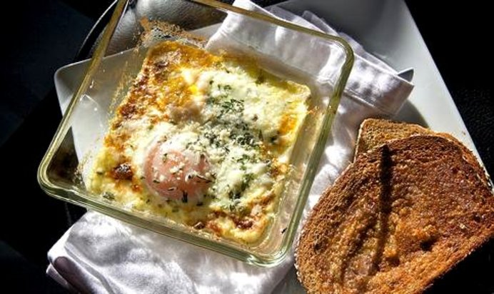 Запеченная яичница с зеленью