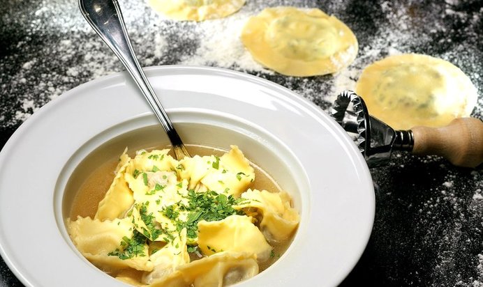 Равиоли с говядиной в курином бульоне
