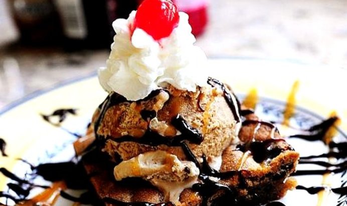 Мороженое с кофейным печеньем и шоколадом