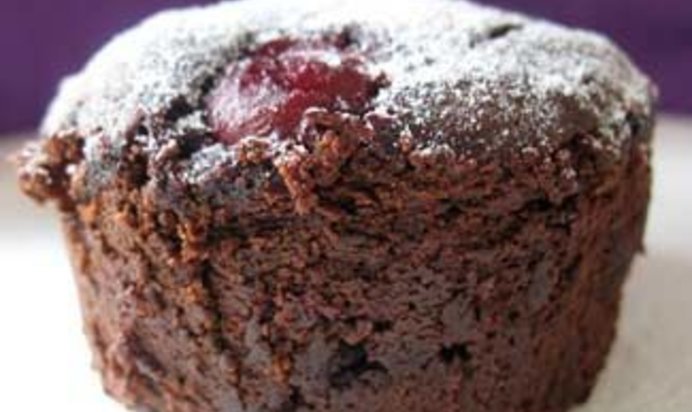 Шоколадно-кофейные пирожные с вишней