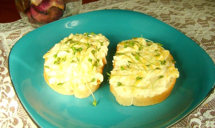 Горячие бутерброды с творогом и кресс-салатом