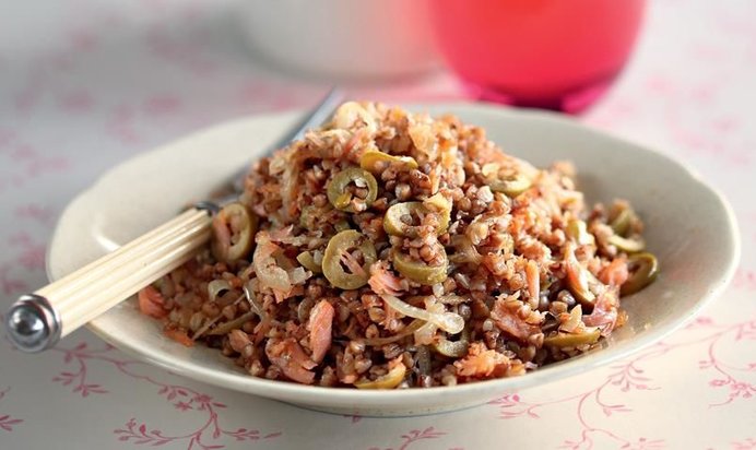 Гречневая каша с лососем и оливковым маслом