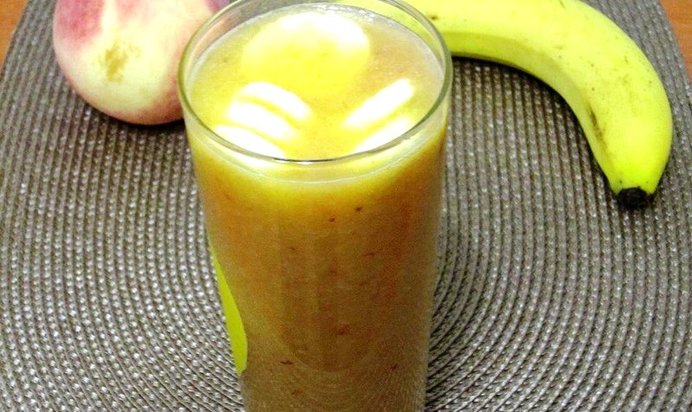 Персиковый смузи с добавлением банана