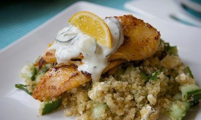 Тилапия с квиноа и огурцом