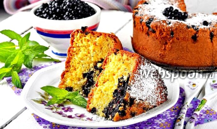 Шарлотка с черникой