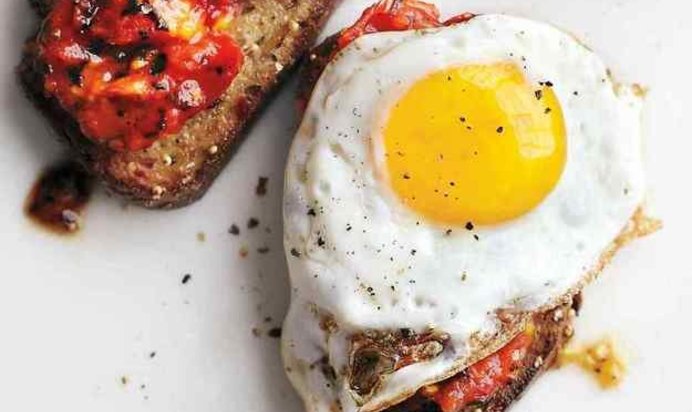 Брускетта с помидорами и яйцом