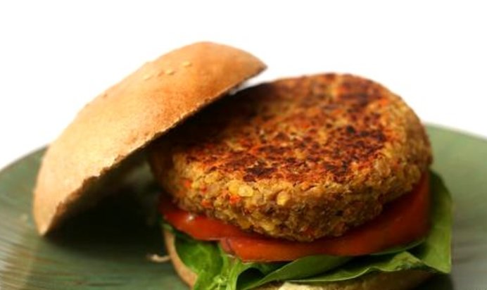 Гамбургеры с котлетами из чечевицы, овощей и сыра