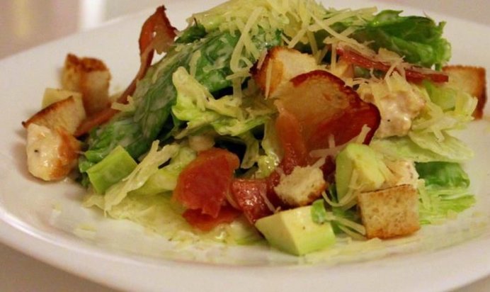 Салат Цезарь с беконом и авокадо