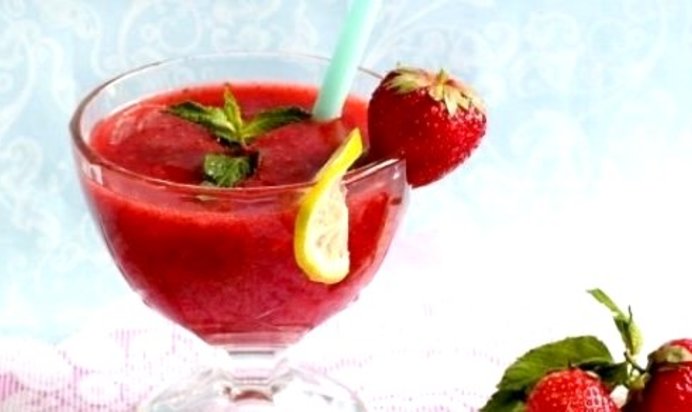 Коктейль с клубничным ликером