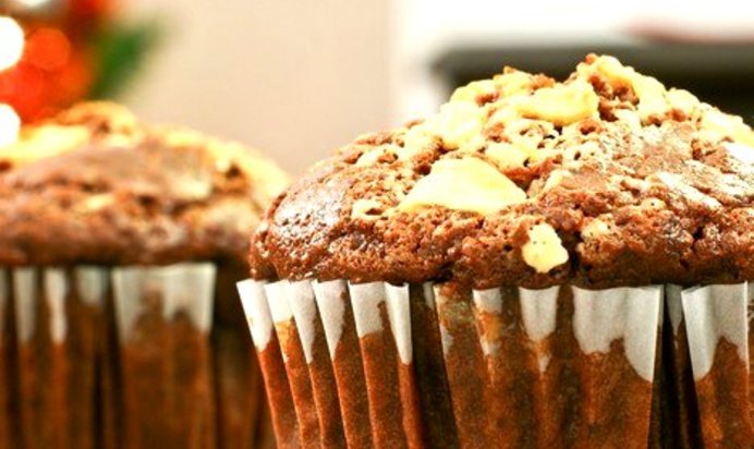 Маффины из горького шоколада с фундуком и фисташками