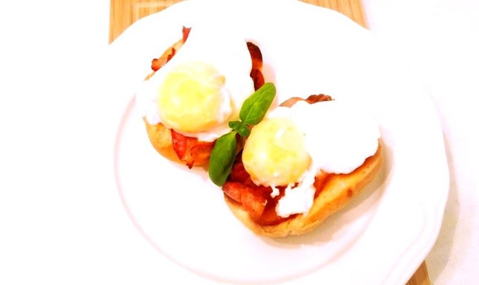 Тосты с беконом и яйцами пашот