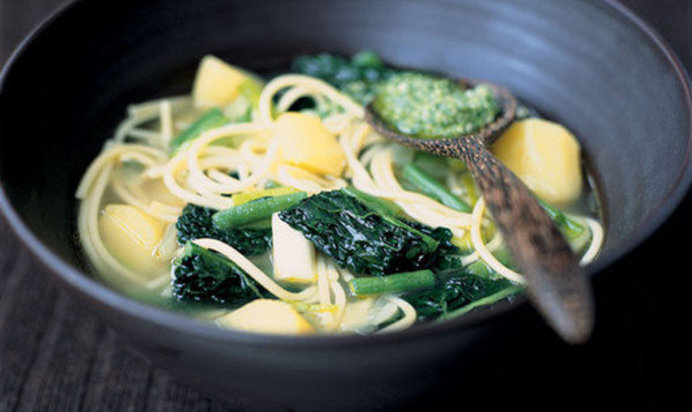 Генуэзский суп минестроне с соусом песто