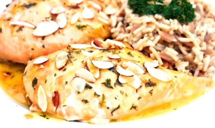 Курица с белым вином и миндалем