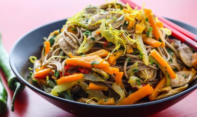 Острая гречневая лапша с тыквой и сосисками