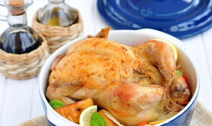 Цыпленок запеченный с яблоками и овощами