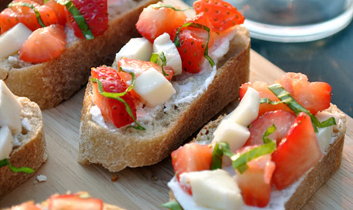Брускетта с моцареллой, козьим сыром и клубникой