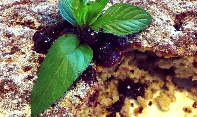 Овсяная коврижка с черной смородиной