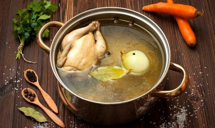 Домашняя курица в луково-яичном бульоне