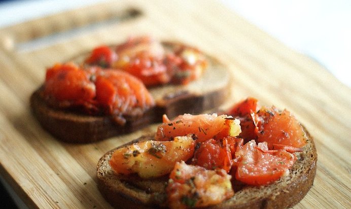 Чесночная брускетта с томатами, красным луком и базиликом