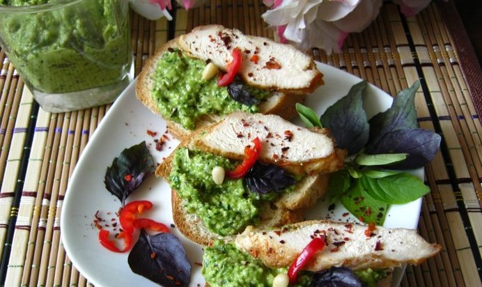 Кростини с песто и куриной грудкой гриль