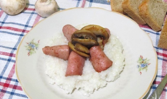 Каша рисовая с колбасой и шампиньонами