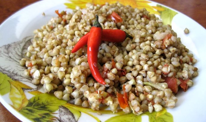 Зеленая гречка с помидорами, луком и чесноком