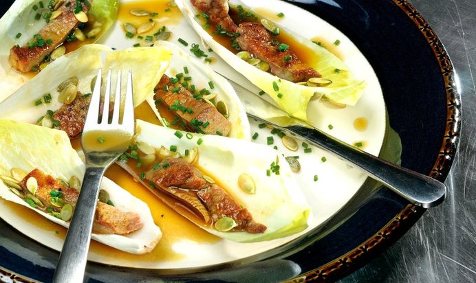 Телячья печенка с цикорием и тыквенным винегретом