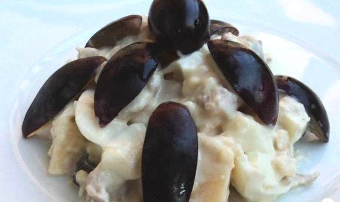 Салат с виноградом и курицей