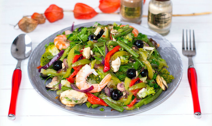 Салат с овощами и морским коктейлем