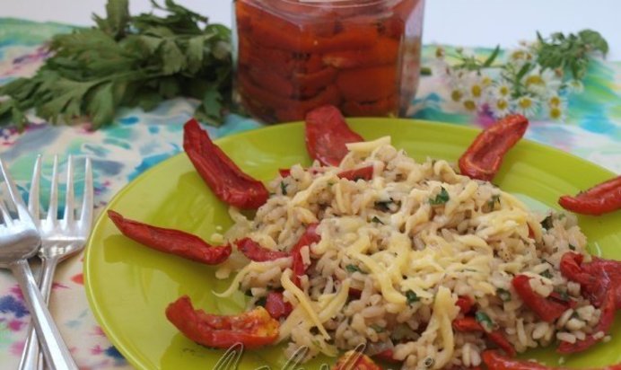 Ризотто с петрушкой и вялеными помидорами