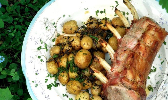 Ариста из свиной корейки с молодой картошкой и травами