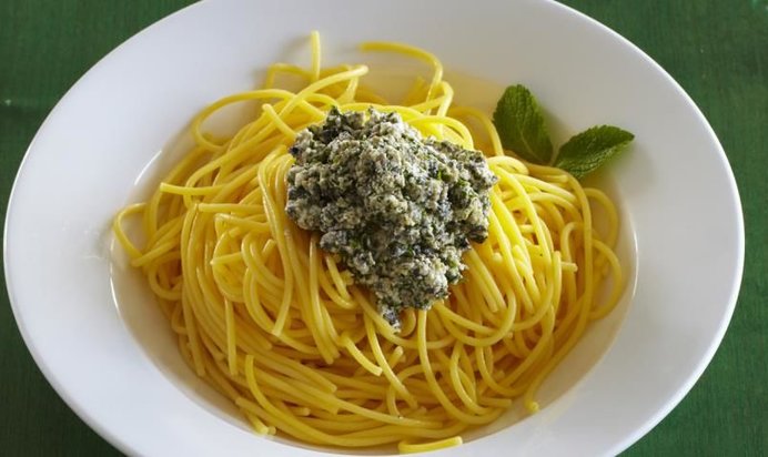 Паста с домашним песто с маслинами и творожным сыром