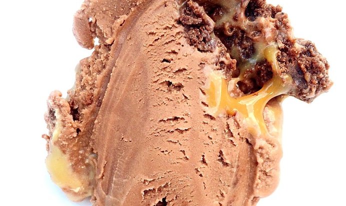 Шоколадное мороженое с брауни и карамельной прослойкой