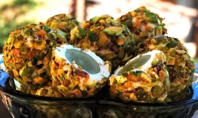 Сырные шарики с фисташками и виноградом