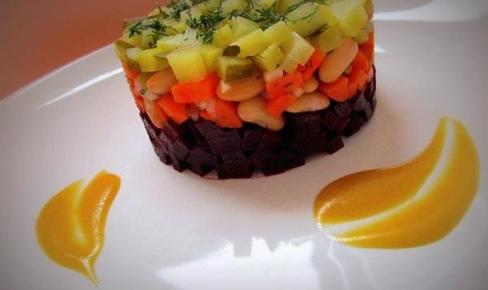 Салат винегрет под одноимённым соусом