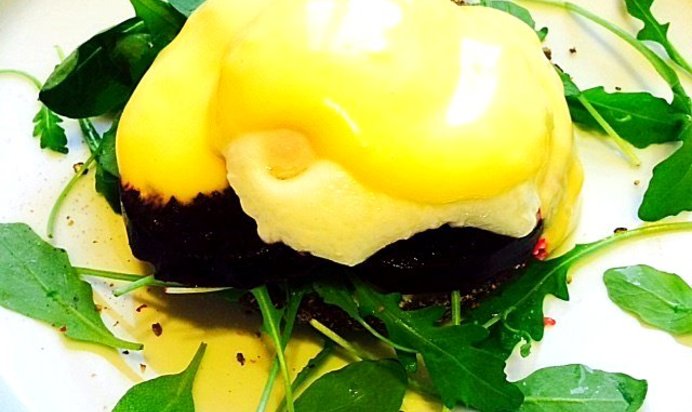 Ржаной тост с печеной свеклой, яйцом пашот и соусом «Голландез»