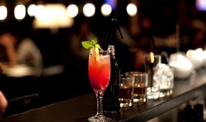 Новогодний малиновый коктейль с шампанским