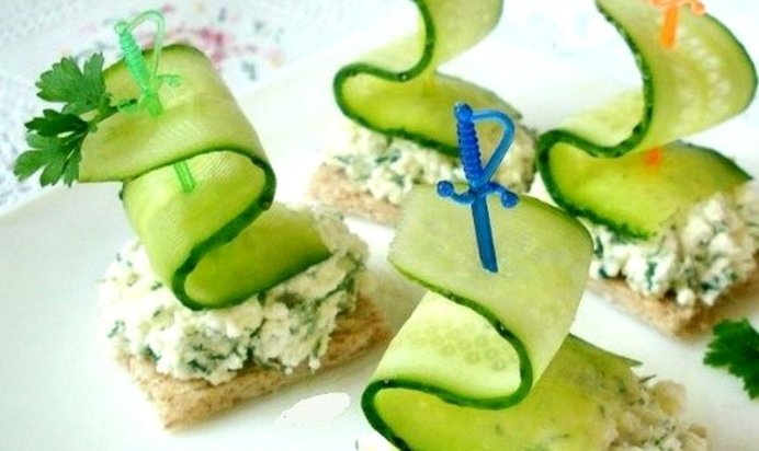 Маленькие бутерброды на шпажках