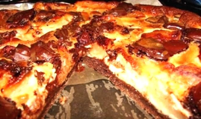 Шарлотка шоколадная с яблоками