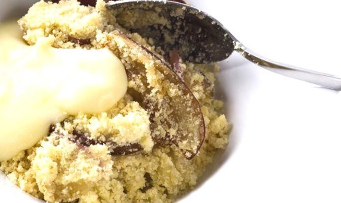 Яблочный десерт с ликером «Амаретто» и специями