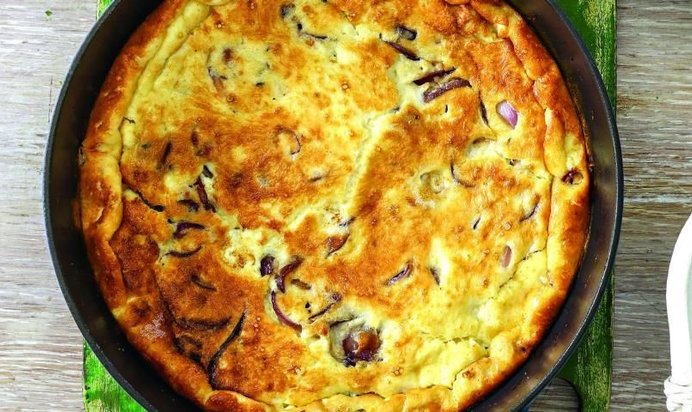 Запеченный омлет с красным луком, на сметане