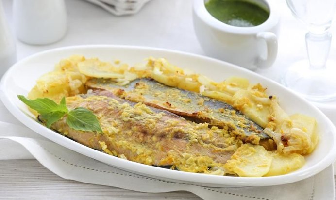 Голец с картофелем и соусом песто